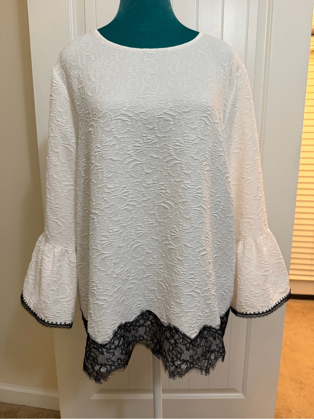Karl Lagerfeld White Textured Bell-Sleeve Top Cream & Black Lace Hem Sz XL